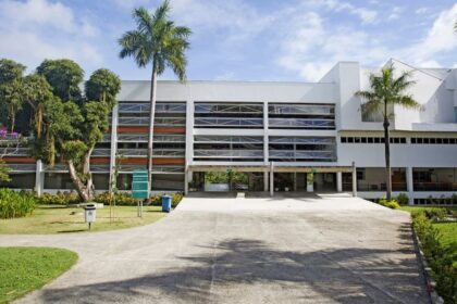 Faculdade Bahiana abre vagas para Ajudante de Serviços Gerais, Auxiliar Administrativo e Jardineiro