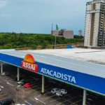 Foto tirada de cima da frente de uma unidade do Assaí Atacadista