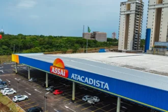 Foto tirada de cima da frente de uma unidade do Assaí Atacadista