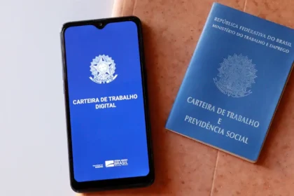 Carteira de trabalho digital em smartphone e carteira de trabalho física