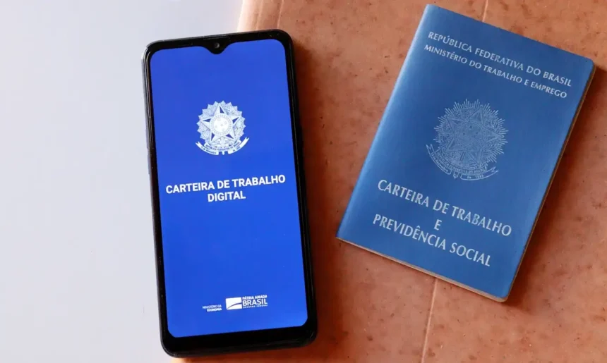 Carteira de trabalho digital em smartphone e carteira de trabalho física