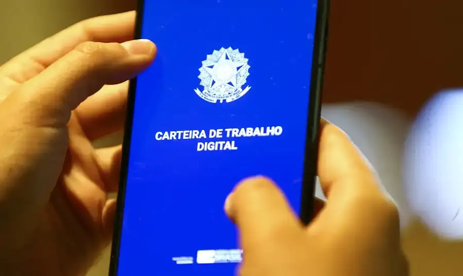 Imagem de carteira de trabalho digital em smartphone