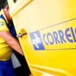 Imagem ilustrativa de entregador do correios. Concurso público do Correios está aberto.