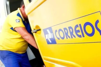 Imagem ilustrativa de entregador do correios. Concurso público do Correios está aberto.